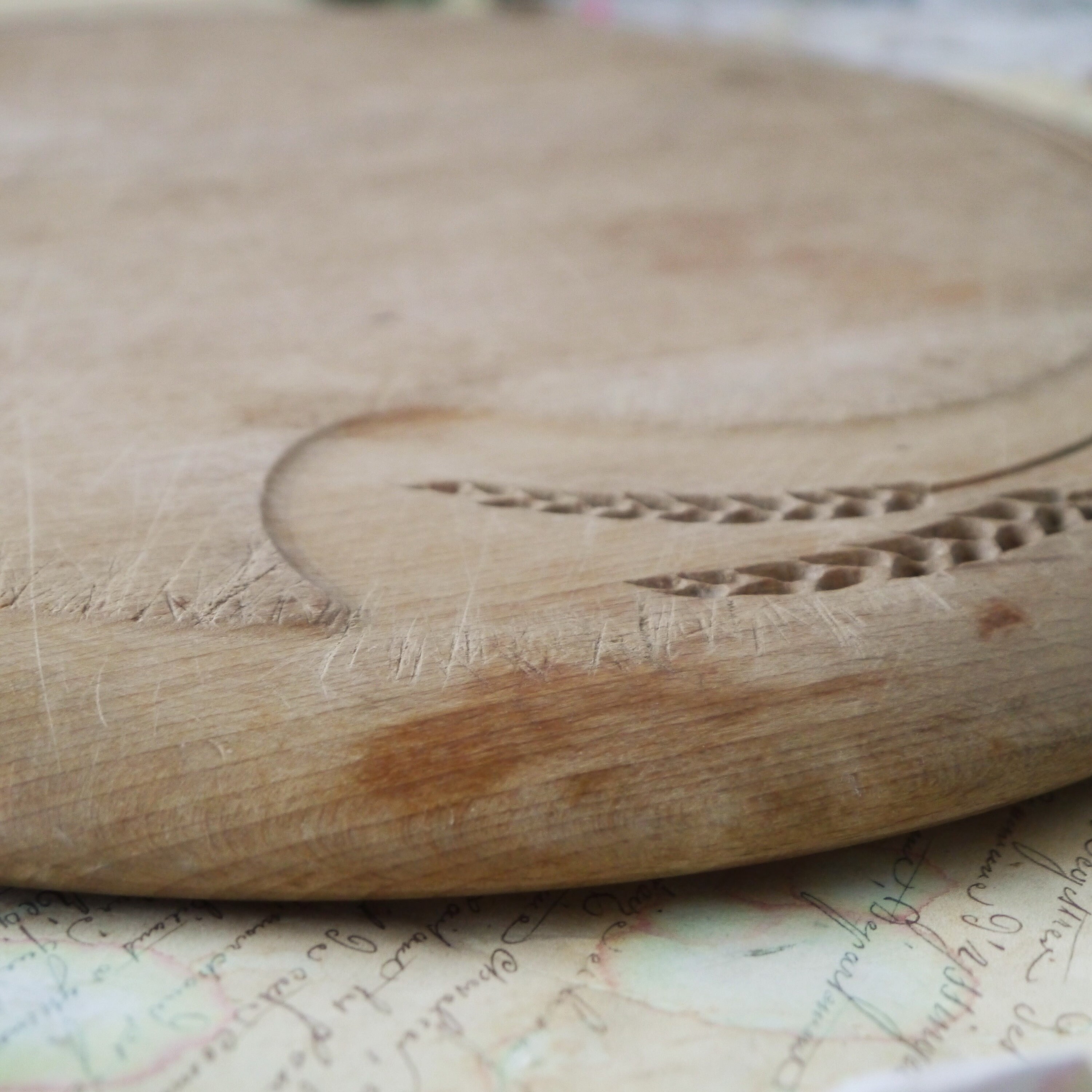 Vintage Brotbrett aus Holz mit geschnitztem Design | Etsy