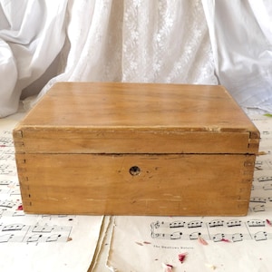 Scatola in pino vintage con vassoio interno