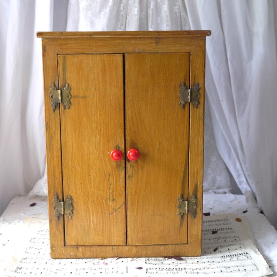 Kleiner Vintage Holzschrank mit Garderobe