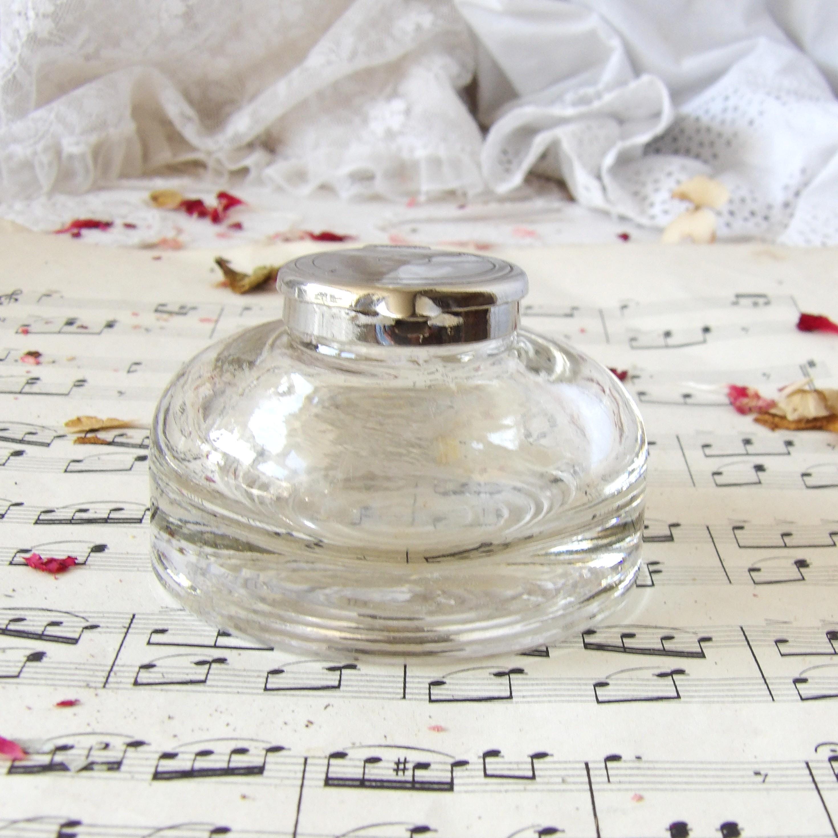 シルバートーンの金属製蓋付き、小型のヴィンテージガラスインク壺