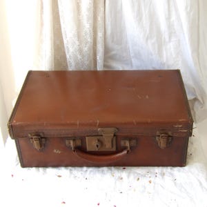 Estuche de viaje vintage marrón con forro de papel