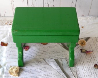 Petit tabouret en bois peint vert