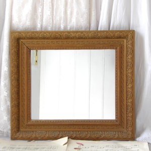 Sierlijke vintage gouden wandspiegel