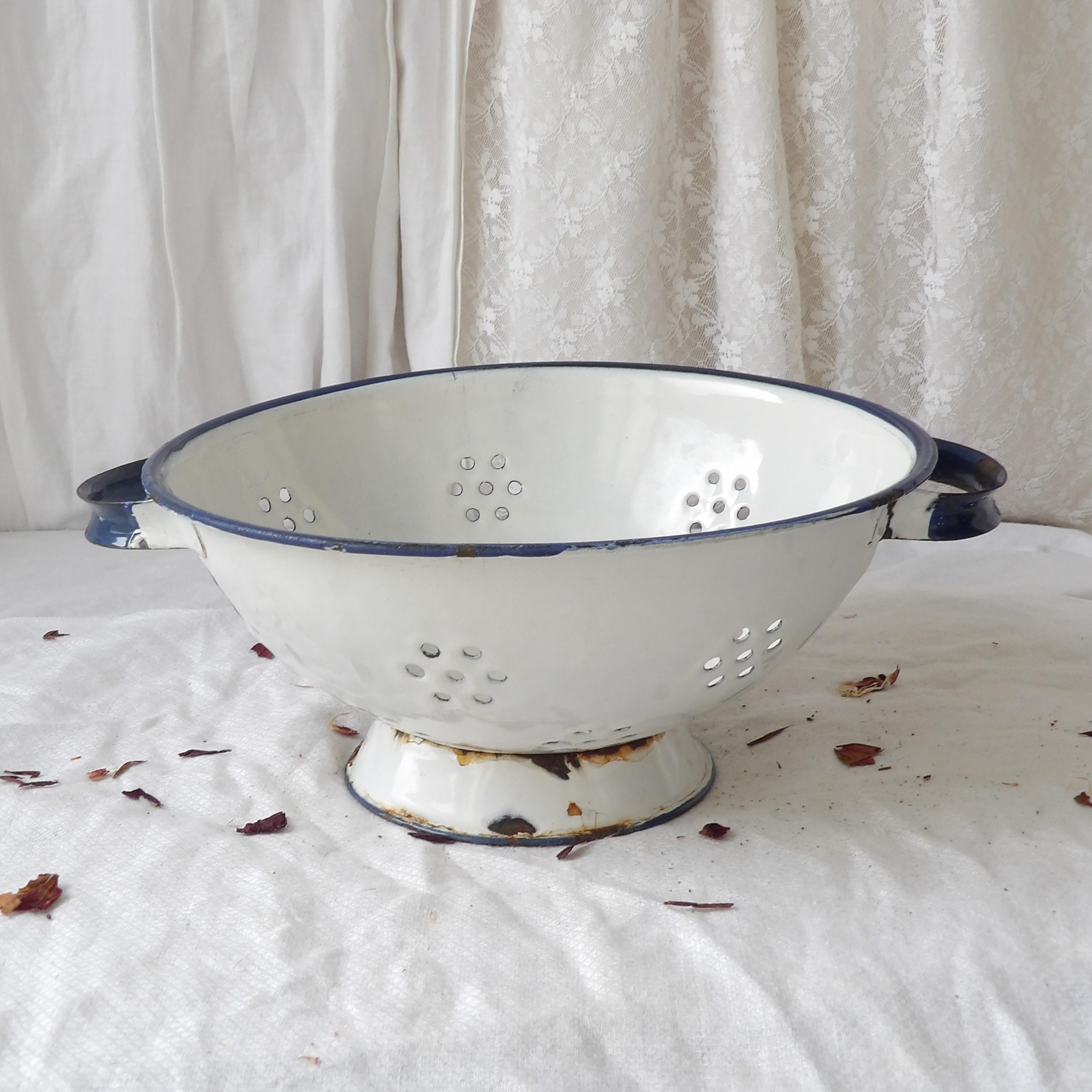 Passoire émaillée jaune pastel