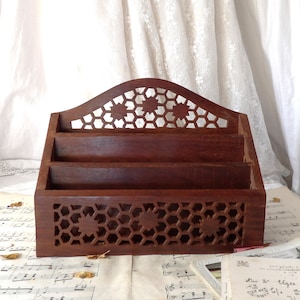 Estantería de madera para cartas con calado a mano