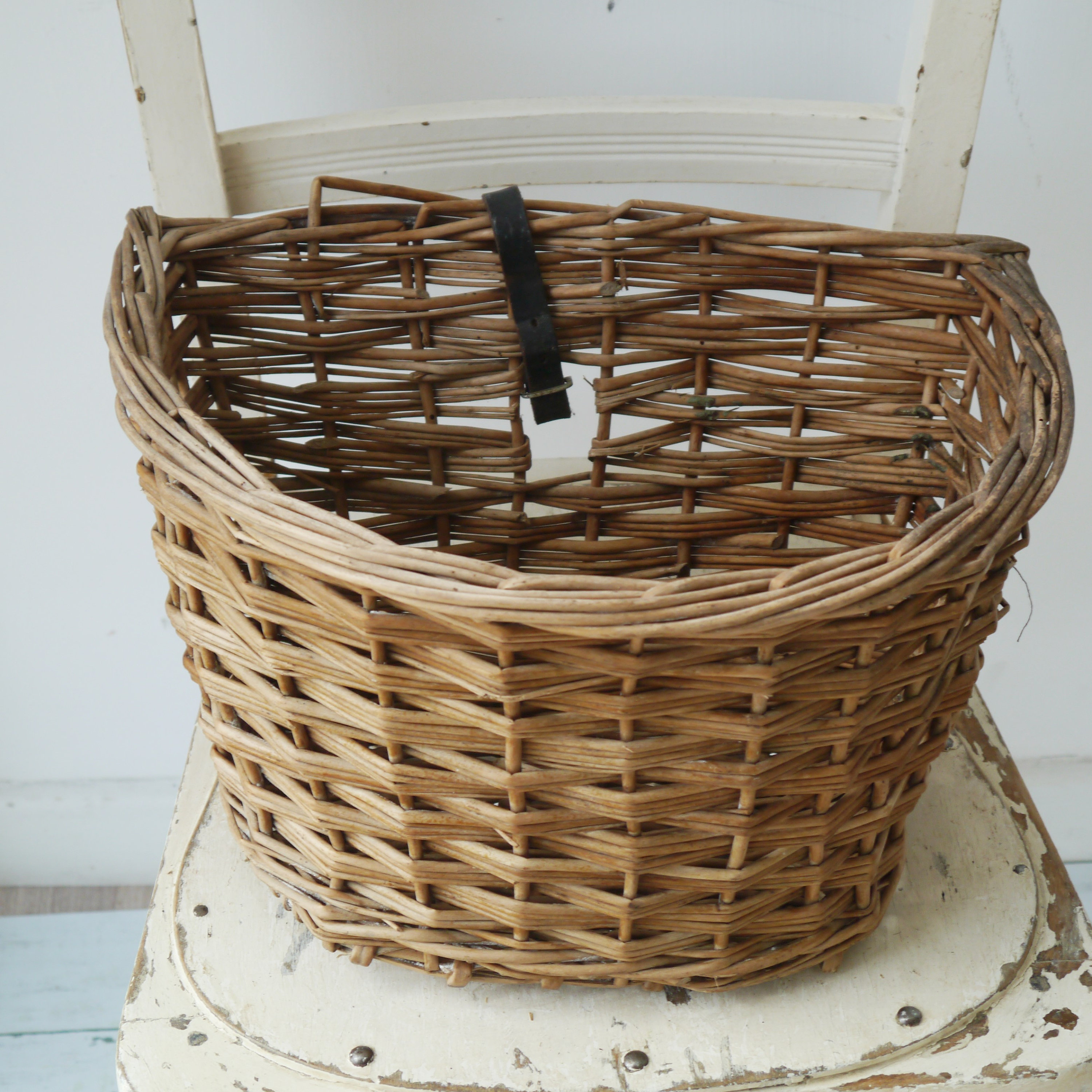 Portable Hand-Woven Shopping Basket Folk Craftsmanship Bicycle Handlebar Storage Basket with Leather Straps 