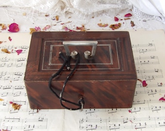 Caja fuerte antigua de metal con cerradura