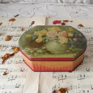 Kleine Vintage Dose mit Blumenmuster von Riley&#39;s Toffee