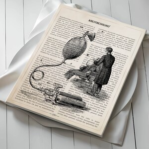 Peut inclure: Une illustration en noir et blanc repr&eacute;sentant l'histoire de l'anesth&eacute;sie. L'image montre un m&eacute;decin administrant une anesth&eacute;sie &agrave; un patient &agrave; l'aide d'un sac et d'un masque. Le texte de l'image est "Anesthesiology".