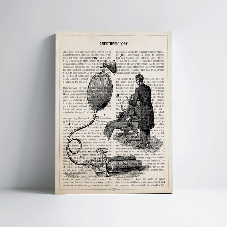Peut inclure: Une illustration en noir et blanc d'un m&eacute;decin administrant une anesth&eacute;sie &agrave; un patient &agrave; l'aide d'un soufflet &agrave; main et d'un masque facial. L'illustration est tir&eacute;e d'un manuel m&eacute;dical ancien et comprend le texte "Anesthesiology".