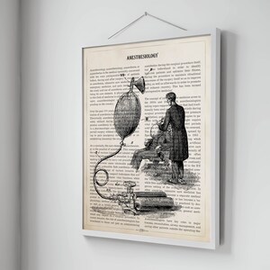 Peut inclure: Une illustration en noir et blanc d'un m&eacute;decin administrant une anesth&eacute;sie &agrave; un patient &agrave; l'aide d'un soufflet et d'un masque. L'illustration est tir&eacute;e d'un manuel m&eacute;dical ancien et comprend le texte "Anesthesiology".