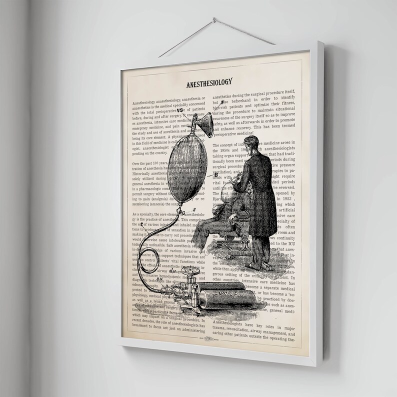 Peut inclure: Une illustration en noir et blanc d'un m&eacute;decin administrant une anesth&eacute;sie &agrave; un patient &agrave; l'aide d'un soufflet et d'un masque. L'illustration est tir&eacute;e d'un manuel m&eacute;dical ancien et comprend le texte "Anesthesiology".