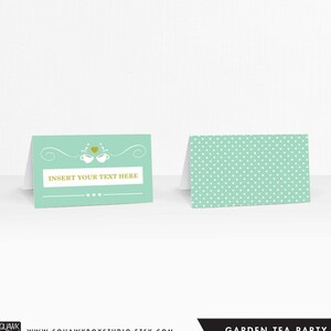 Può includere: Carte da tavolo stampabili di colore verde acqua con pois bianchi e un cuore dorato con due tazze da tè. Il testo "INSERT YOUR TEXT HERE" è sulla carta.