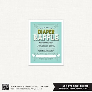 Può includere: Un biglietto di tombola per pannolini stampabile blu e verde con il testo "Enter to win in the Diaper Raffle" e uno spazio per scrivere un nome. Il biglietto ha un tema da libro di fiabe.