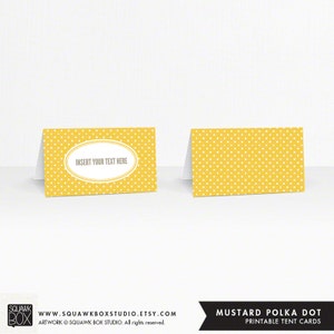 Può includere: Carte da tavolo gialle stampabili con pois bianchi. Le carte hanno uno spazio vuoto per il testo che dice "Inserisci il tuo testo qui". Il testo "Carte da tavolo stampabili a pois senape" è in fondo all'immagine.