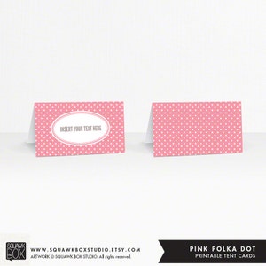 Può includere: Carte da tavolo a tenda stampabili a pois rosa con un ovale bianco e il testo "Inserisci il tuo testo qui".
