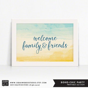 Può includere: Un cartello stampabile di 10,2 x 15,2 cm con uno sfondo ad acquerello in tonalità di blu e giallo. Il testo "welcome family & friends" è scritto in corsivo blu scuro.