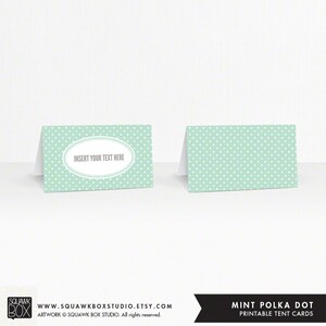 Può includere: Carte da tavolo a tenda stampabili di colore verde menta con pois bianchi. Le carte hanno uno spazio vuoto per il testo che dice "Inserisci il tuo testo qui".