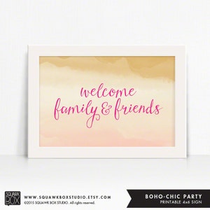 Könnte beinhalten: Ein druckbares Schild im Format 10,2 x 15,2 cm mit einem Aquarellhintergrund in Rosa- und Gelbtönen. Der Text "welcome family & friends" ist in rosa kursiver Schrift geschrieben.