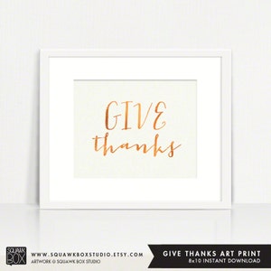 Può includere: Una stampa d'arte stampabile da 20,3 x 25,4 cm con il testo "GIVE thanks" in un carattere in rame su uno sfondo bianco.
