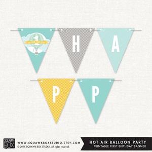 Può includere: Banner stampabile per una festa di primo compleanno a tema mongolfiera. Il banner presenta le parole "Happy" in grigio, blu e giallo su bandierine triangolari con pois bianchi.