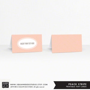 Può includere: Carte da tavolo a tenda stampabili color pesca con un motivo a righe. Il testo "INSERT YOUR TEXT HERE" è in un ovale bianco sulla carta. Il testo "PEACH STRIPE PRINTABLE TENT CARDS" è in basso nell'immagine.