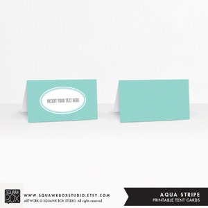 Può includere: Due biglietti da tavolo stampabili di colore blu acquamarina con un motivo a righe bianche. Un biglietto ha un ovale bianco con il testo "Inserisci il tuo testo qui". I biglietti sono per un matrimonio o una festa.