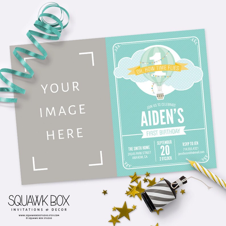 Może przedstawiać: Niebieskie i białe zaproszenie na urodziny z ilustracją balonu na gorące powietrze. Zaproszenie zawiera napis "Oh, how time flies" i "Aiden's First Birthday". Data to 20 września o godzinie 14:00. Zaproszenie zawiera r&oacute;wnież adres i informacje RSVP.