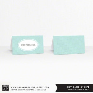 Può includere: Carte da tavolo a tenda stampabili di colore azzurro cielo con un motivo a righe bianche. Il testo "Inserisci il tuo testo qui" è in un ovale bianco sulla carta.