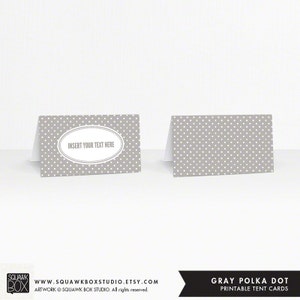 Può includere: Carte da tavolo a tenda stampabili grigie con pois bianchi. Le carte hanno un ovale bianco con il testo "Inserisci il tuo testo qui".