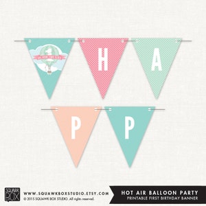Può includere: Banner stampabile per una festa di primo compleanno a tema mongolfiera. Il banner presenta la parola "Happy" su bandierine triangolari rosa e verdi con pois bianchi. La prima bandierina ha un'illustrazione di mongolfiera con il testo "Oh, how time flies".