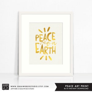 Può includere: Una stampa d'arte stampabile da 8x10 pollici con il testo "Peace on Earth" in lettere dorate. Il testo è circondato da stelle dorate.