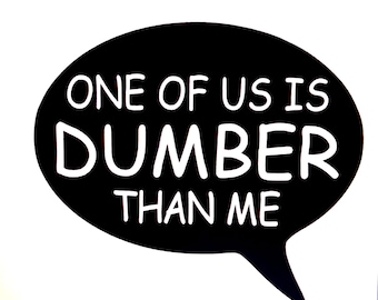 Uno de nosotros es DUMBER THEN ME Etiqueta engomada de la burbuja del discurso Ventana del coche MacBook Laptop Tablet iPad Parachoques 6 años Exterior Clasificado Vinilo Divertido