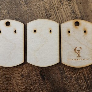 Gepersonaliseerde of gewone groothandelverpakkingen met houten oorbelkaarten van 3 mm met dogtags. 2" breed 2,8" hoog