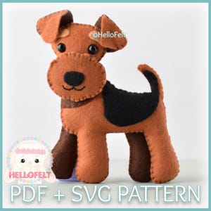 Puede incluir: Un patrón de fieltro para coser un perro terrier marrón y negro. El patrón incluye archivos PDF y SVG. El patrón es de HelloFelt.