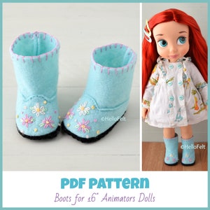 Peut inclure: Patron PDF pour la fabrication de bottes pour poupées animatrices de 40,6 cm. Les bottes sont bleu clair avec des fleurs brodées et des semelles noires. Le patron est présenté à côté d'une poupée portant une robe blanche et les bottes.