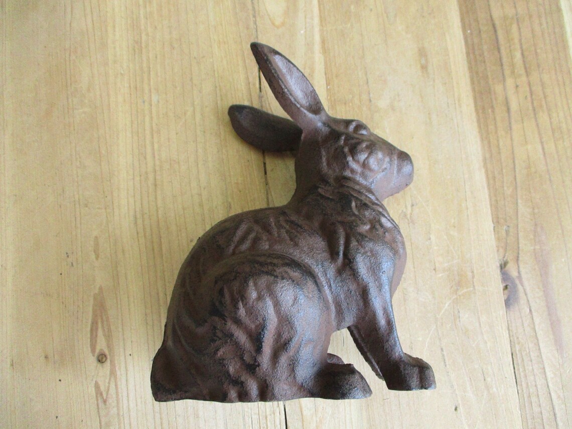 easter rabbit statue
