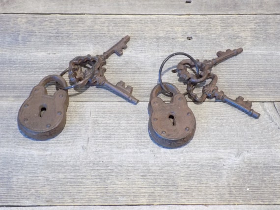 Large CAST IRON JAIL Keys Ring House RUSTIC WESTERN Prison Key Lock SKELETON