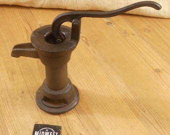 Bomba de agua decorativa de hierro fundido: Cisterna rústica de granja, 21,5 cm de alto - Midwest Craft House