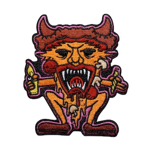 Può includere: Una toppa ricamata con un mostro dei cartoni animati con le corna, una grande bocca e uno schema di colori rosa e arancio. Il mostro tiene due candele accese in ogni mano.