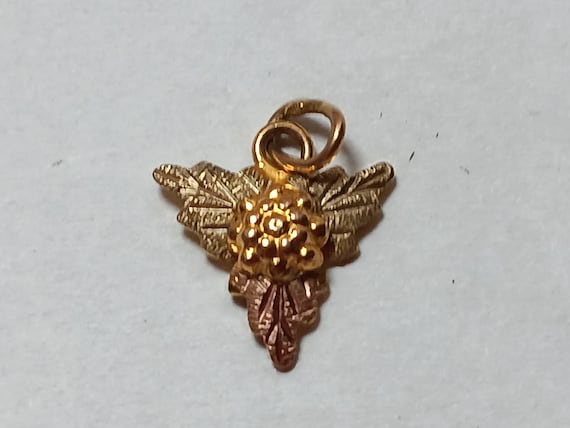 Black Hills Gold Tri Leaf Pendant - image 1