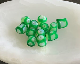 Vintage Japanse witte opaal gewerveld glas groen decor vat glaskralen wit groen vat kralen 14x12mm (2/4 kralen) 3V11
