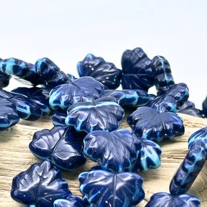 Blau Opak Vaseline Ahornblatt Böhmische Glasperlen Blau Ahornblätter Böhmische Glasperlen 13 x 11 mm (4 Perlen) 339V16