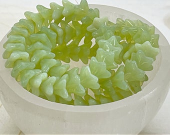 Lichtgroene opalinekralen | 5-punts klokjeskralen | Tsjechische glaskralen | Opaline klokjeskralen 9 x 6 mm (10/25 kralen) 203V16