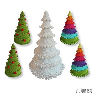 Puede incluir: Cinco &aacute;rboles de Navidad de ganchillo en diferentes colores y estilos. Los &aacute;rboles miden aproximadamente 25 cm de alto y est&aacute;n hechos con una variedad de puntos. Los &aacute;rboles son una gran adici&oacute;n a cualquier decoraci&oacute;n navide&ntilde;a.