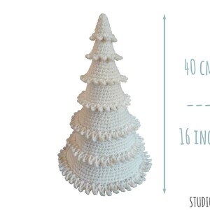 Puede incluir: &Aacute;rbol de Navidad blanco de ganchillo con un dise&ntilde;o de volantes, de 40 cm de alto.