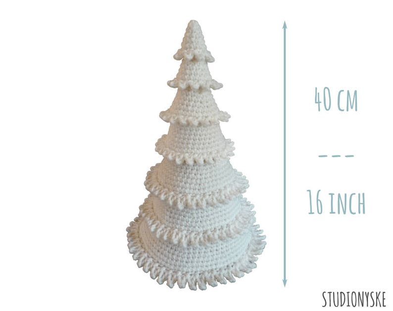 Puede incluir: &Aacute;rbol de Navidad blanco de ganchillo con un dise&ntilde;o de volantes, de 40 cm de alto.