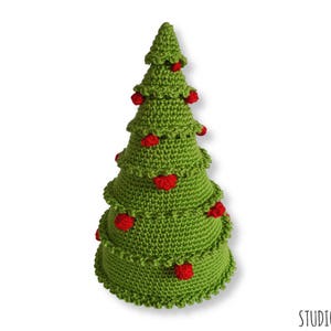 Puede incluir: Un &aacute;rbol de Navidad de crochet verde con adornos rojos. El &aacute;rbol tiene forma de cono y un borde festoneado.