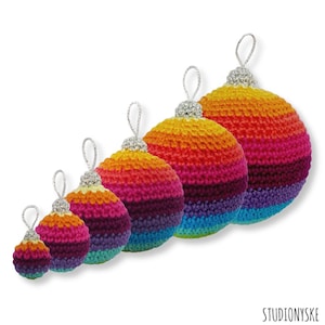 Puede incluir: Conjunto de seis adornos navideños de crochet de colores en varios tamaños. Los adornos están rayados con tonos de rojo, naranja, amarillo, verde, azul, morado y rosa.