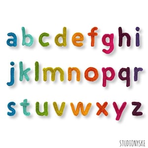 Può includere: Un alfabeto colorato fatto di lettere all'uncinetto. Le lettere sono di diversi colori, tra cui blu, verde, giallo, arancione, rosso, viola e rosa.